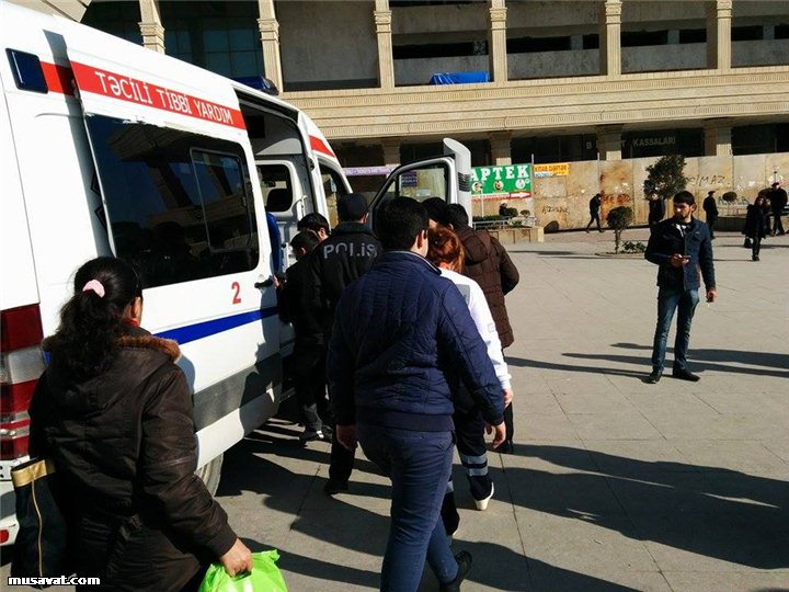 Bakı metrosunda xoşagəlməz hadisə: gənc xanımı xəstəxanaya apardılar - FOTO