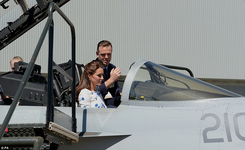 Кейт Миддлтон взялась за штурвал самолета - ФОТО