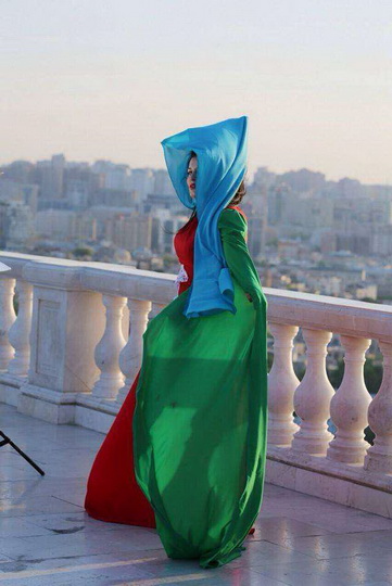 Elza Seyidcahana Fransadan qeyri-adi geyim göndərdilər - FOTO