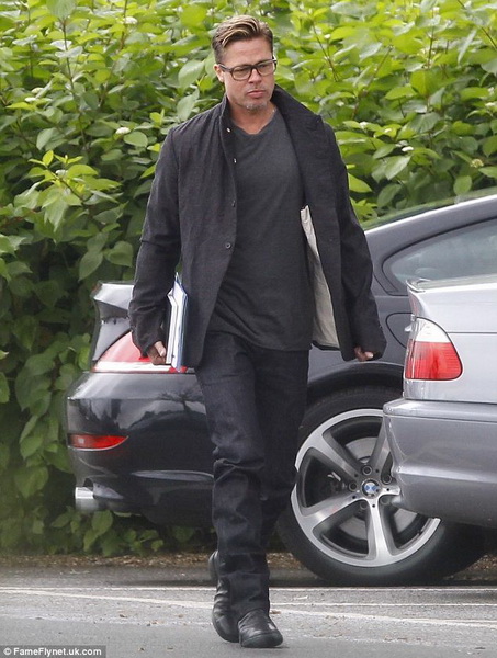 Снова красавчик: Брэд Питт распрощался с длинными волосами - ФОТО