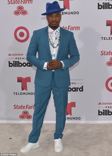 ДжейЛо в шикарном наряде на вручении награды Billboard Latin Music Awards - ФОТО