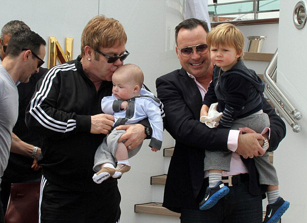 Элтон Джон провел незабываемый отдых с семьей - ФОТО