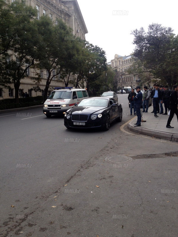 В центре Баку владелец "Bentley" грубо нарушает ПДД - ФОТО