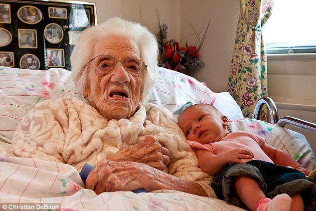 111-летняя американка обняла свою прапраправнучку – ФОТО