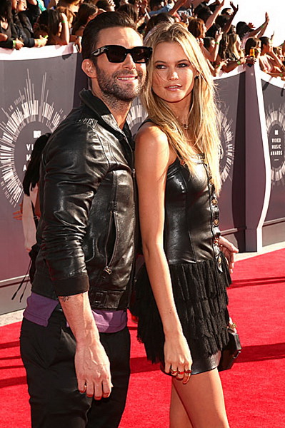 ДжейЛо, Бейонсе и все звезды на красной дорожке MTV - ФОТО