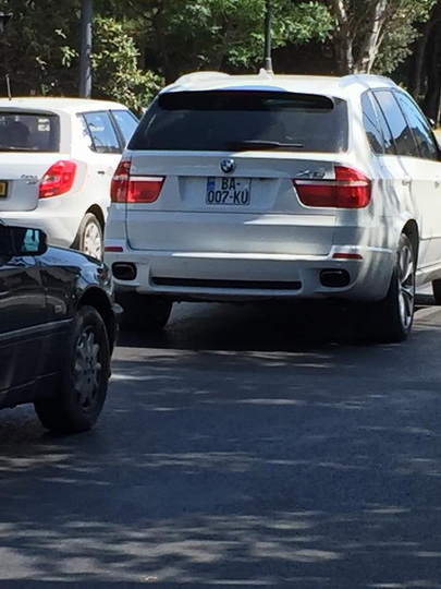 "BMW X-5"in nömrəsində "Bakı" sözü - FOTO
