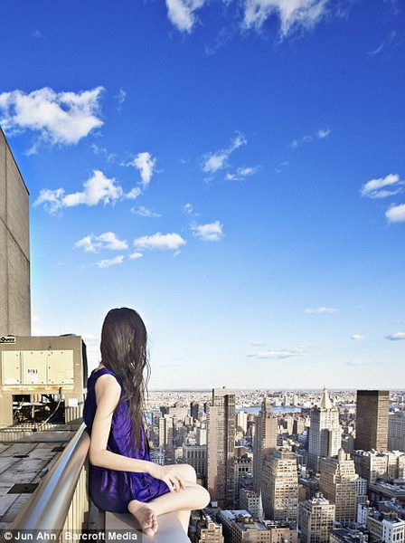 Головокружительные фотографии девушки с небоскребов - ФОТО