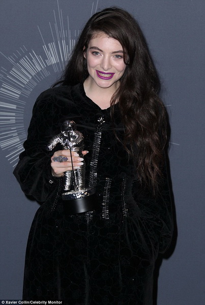 Конфузы, яркие шоу и победители церемонии MTV - ФОТО