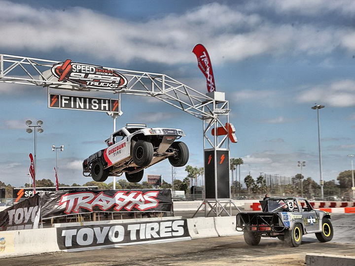 Американцы придумали гонки на прыгающих пикапах - ФОТО