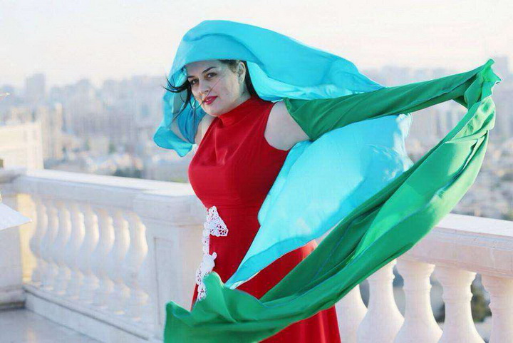 Elza Seyidcahana Fransadan qeyri-adi geyim göndərdilər - FOTO