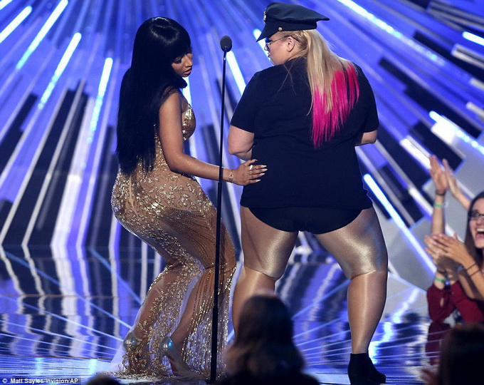 Тейлор Свифт и Никки Минаж устроили грандиозное открытие MTV VMA - ФОТО