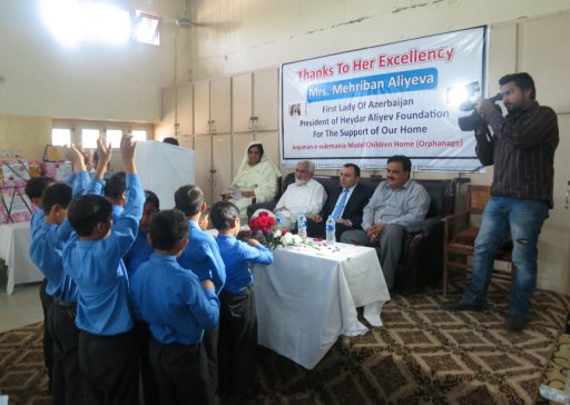В детском доме-школе в пакистанском городе Лахор состоялась гуманитарная акция при поддержке Первой леди Азербайджана Мехрибан Алиевой - ФОТО