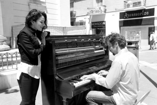 Диляра Кязимова спела с уличным музыкантом на Мальте - ФОТО