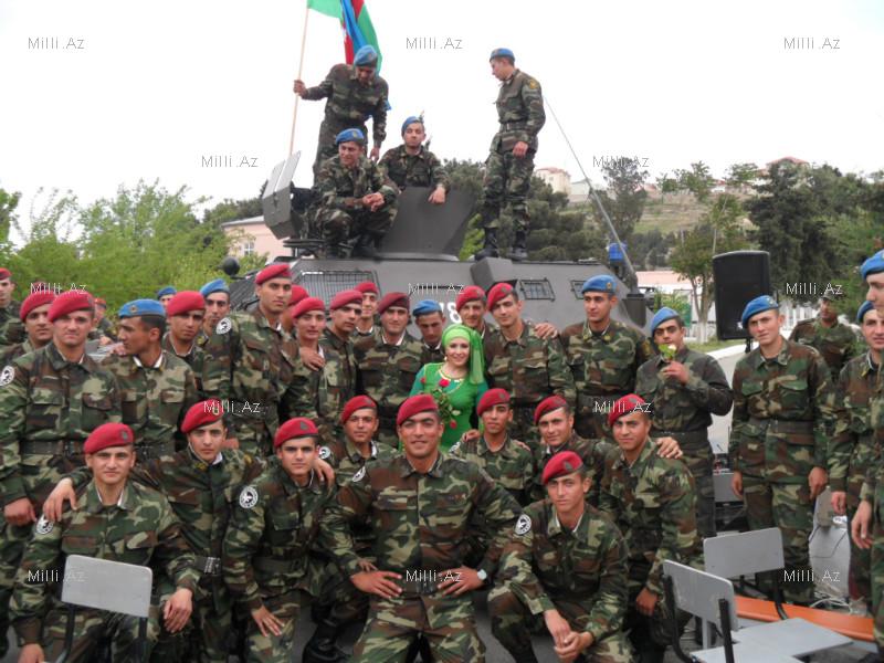 Азербайджанская танцовщица выступила перед военнослужащими - ФОТО