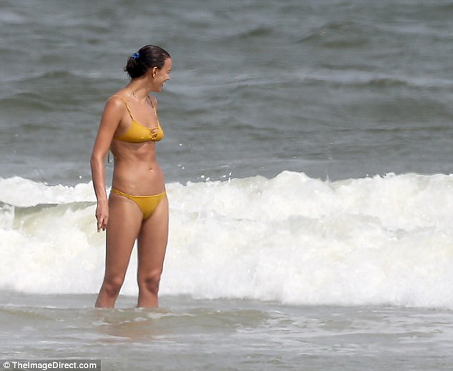 Ирина Шейк и Брэдли Купер отдались чувствам на пляже - ФОТО