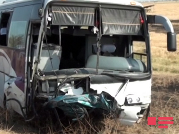 Bakı-Qazax yolunda avtobusla "Mercedes" toqquşdu: ölü və yaralılar var - YENİLƏNİB - FOTO - VİDEO