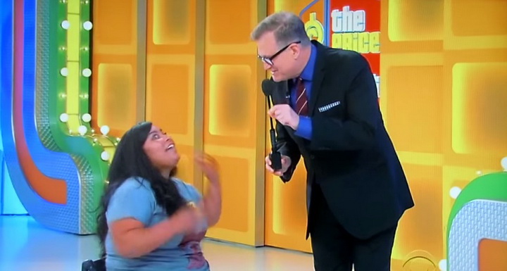 Девушку шокировал подарок, врученный ей на шоу - ФОТО - ВИДЕО