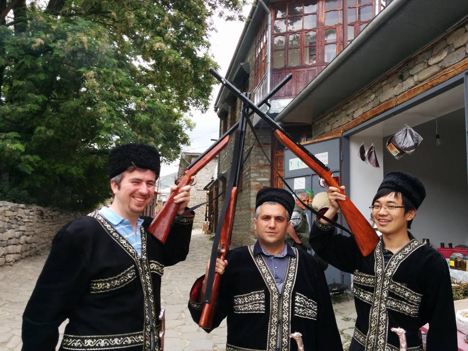 Польский журналист: до грязевых вулканов Гобустана доехал на полицейской машине - ФОТО