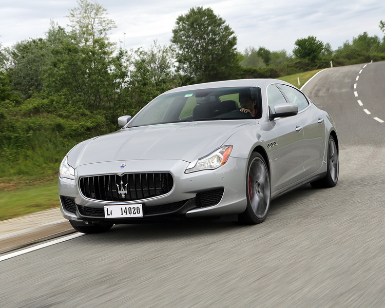 Maserati Quattroporte S преодолевает повороты спокойно и уверенно - ФОТО