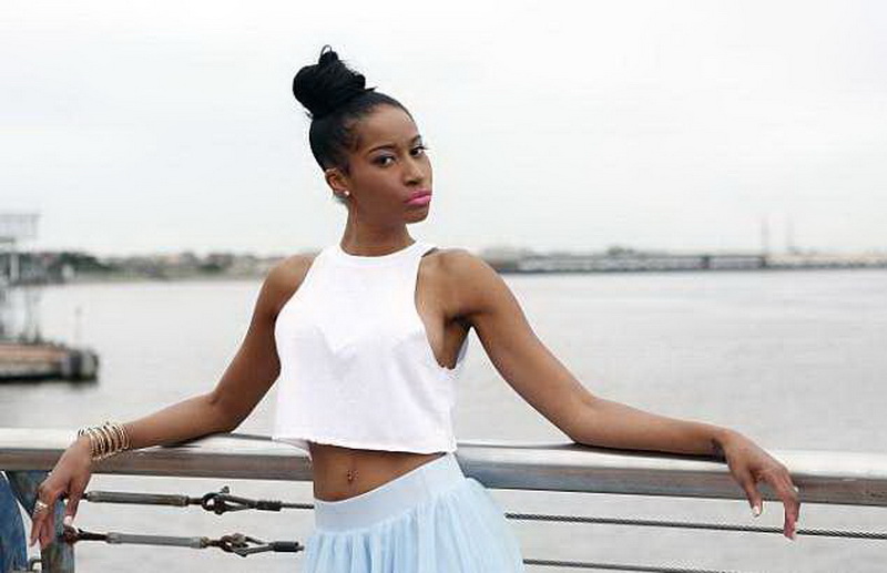 Муж не может различить свою жену от известной певицы - ФОТО