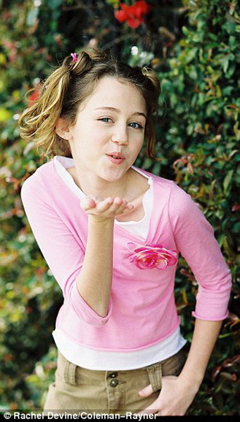 Из ангелочка в развратного демона: детские снимки Майли Сайрус - ФОТО