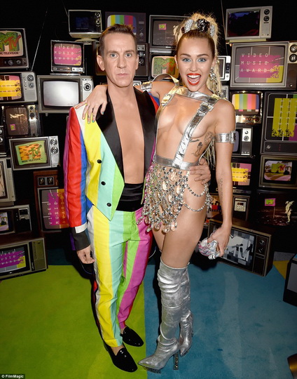 Майли Сайрус пришла на церемонию MTV абсолютно голой - ФОТО