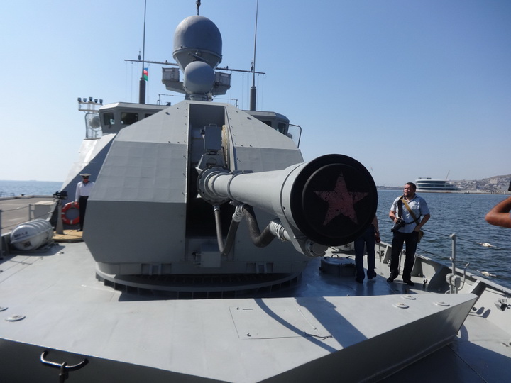 Российские военные корабли у причала Морского вокзала Баку - ФОТО