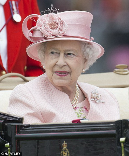 Парад шляпок на королевских скачках – ФОТО