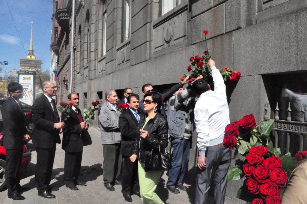 в Санкт-Петербурге состоялась возложение цветов к барельефу Общенационального лидера Гейдара Алиева - ФОТО