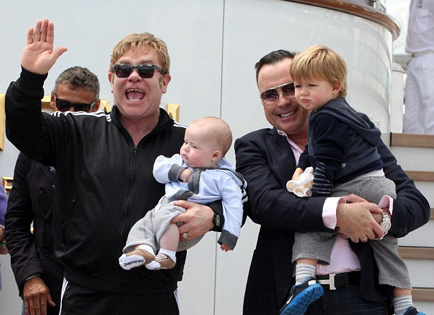 Элтон Джон провел незабываемый отдых с семьей - ФОТО