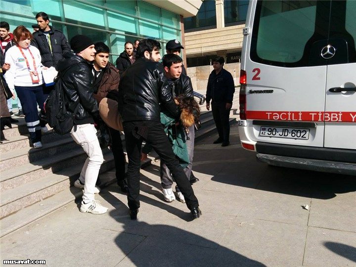 Bakı metrosunda xoşagəlməz hadisə: gənc xanımı xəstəxanaya apardılar - FOTO