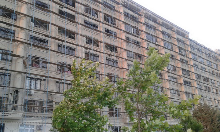 В Баку снимают облицовку с домов - ФОТО