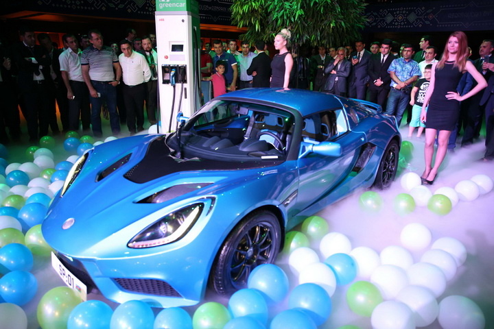 В Баку впервые в Европе презентован спортивный автомобиль Detroit Electric SP:01 - ФОТО - ВИДЕО