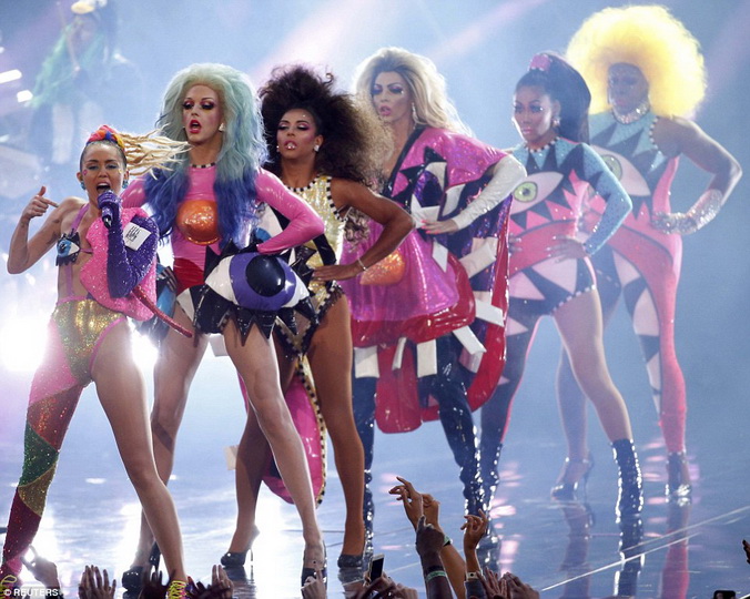 Тейлор Свифт и Никки Минаж устроили грандиозное открытие MTV VMA - ФОТО