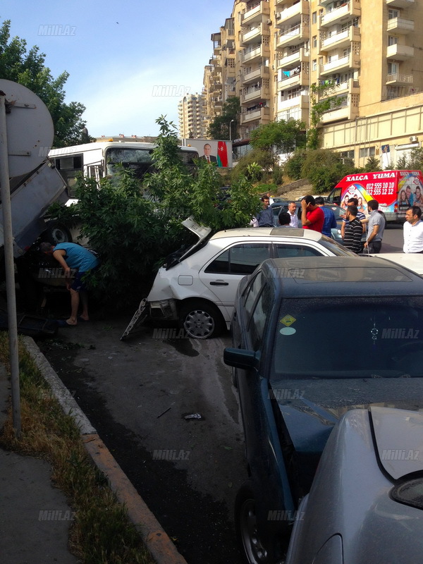 Paytaxtda avtobus maşınları biçə-biçə getdi - YENİLƏNİB - VİDEO - FOTO