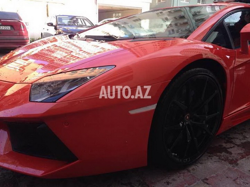 "Lamborghini" разъезжает по улицам Баку без номерных знаков - ФОТО