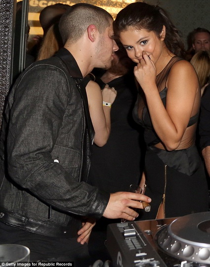 Прозрачное платье Селены Гомес вновь наделало шуму - ФОТО