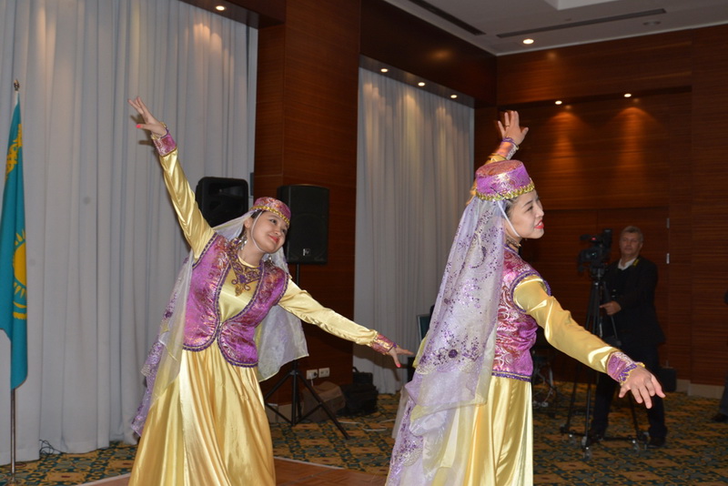 Aktauda Ulu Öndər Heydər Əliyevə həsr olunmuş şeirlər kitabı təqdim olunub – FOTO