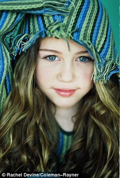 Из ангелочка в развратного демона: детские снимки Майли Сайрус - ФОТО