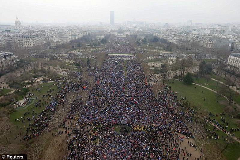 Семья "отец+отец+дети" взорвала Париж - ФОТО