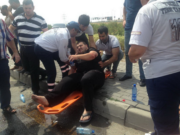 İki maşın toqquşdu: ata ilə oğul yaralndı - FOTO