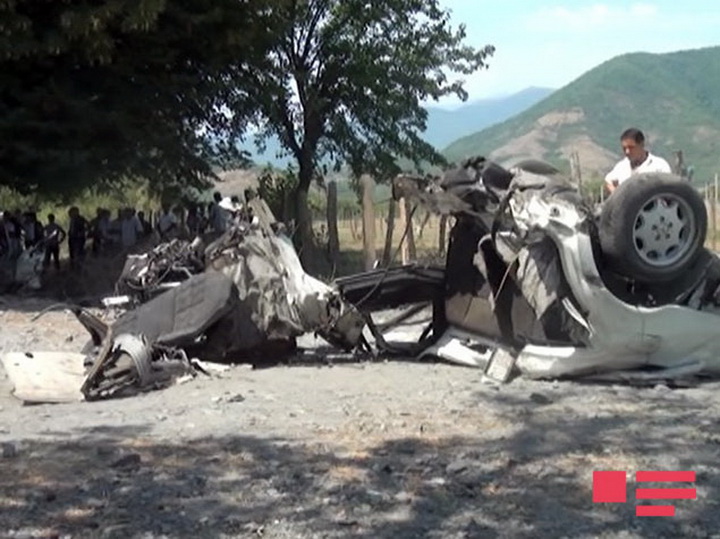 "Mercedes" ağaca çırpıldı, sürücü öldü - FOTO