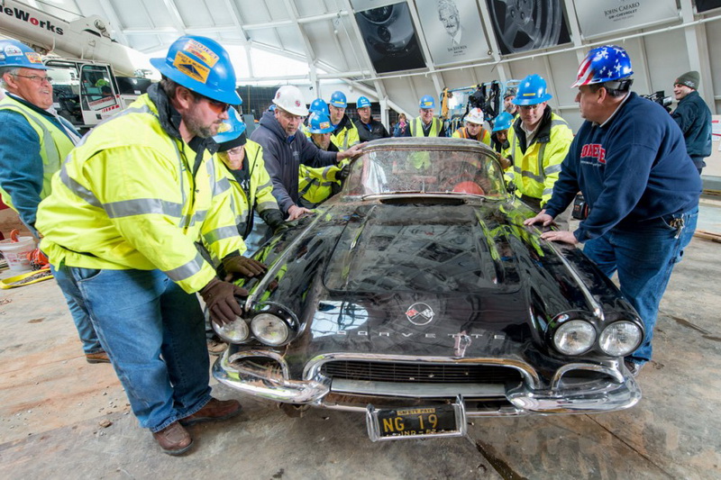 Как музейные “Шевроле” провалились под пол - ФОТОСЕССИЯ