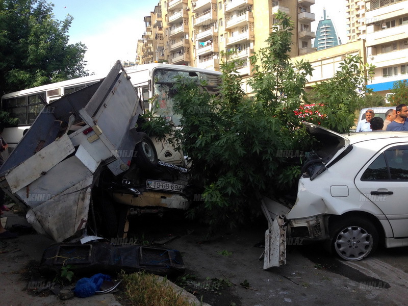 Paytaxtda avtobus maşınları biçə-biçə getdi - YENİLƏNİB - VİDEO - FOTO
