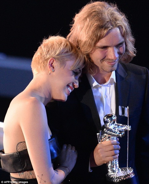 Конфузы, яркие шоу и победители церемонии MTV - ФОТО