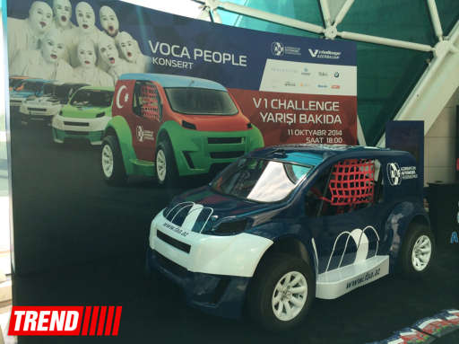 Автомобиль-участник соревнований "V1 Challenge Azerbaijan" выставлен в бакинском торговом центре - ФОТО