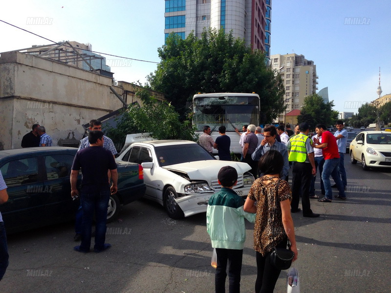 Paytaxtda avtobus maşınları biçə-biçə getdi - YENİLƏNİB - VİDEO - FOTO