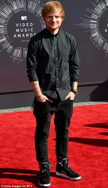 ДжейЛо, Бейонсе и все звезды на красной дорожке MTV - ФОТО