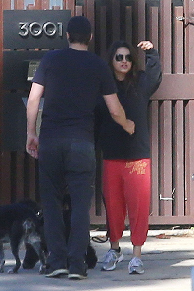 Папарацци довели беременную Милу Кунис до истерики - ФОТО