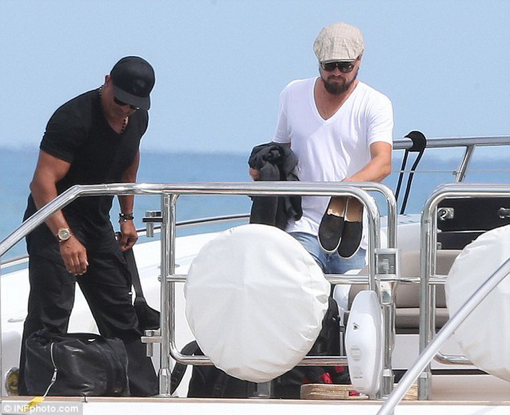 Леонардо ДиКаприо показал свои умения в каратэ на яхте - ФОТО